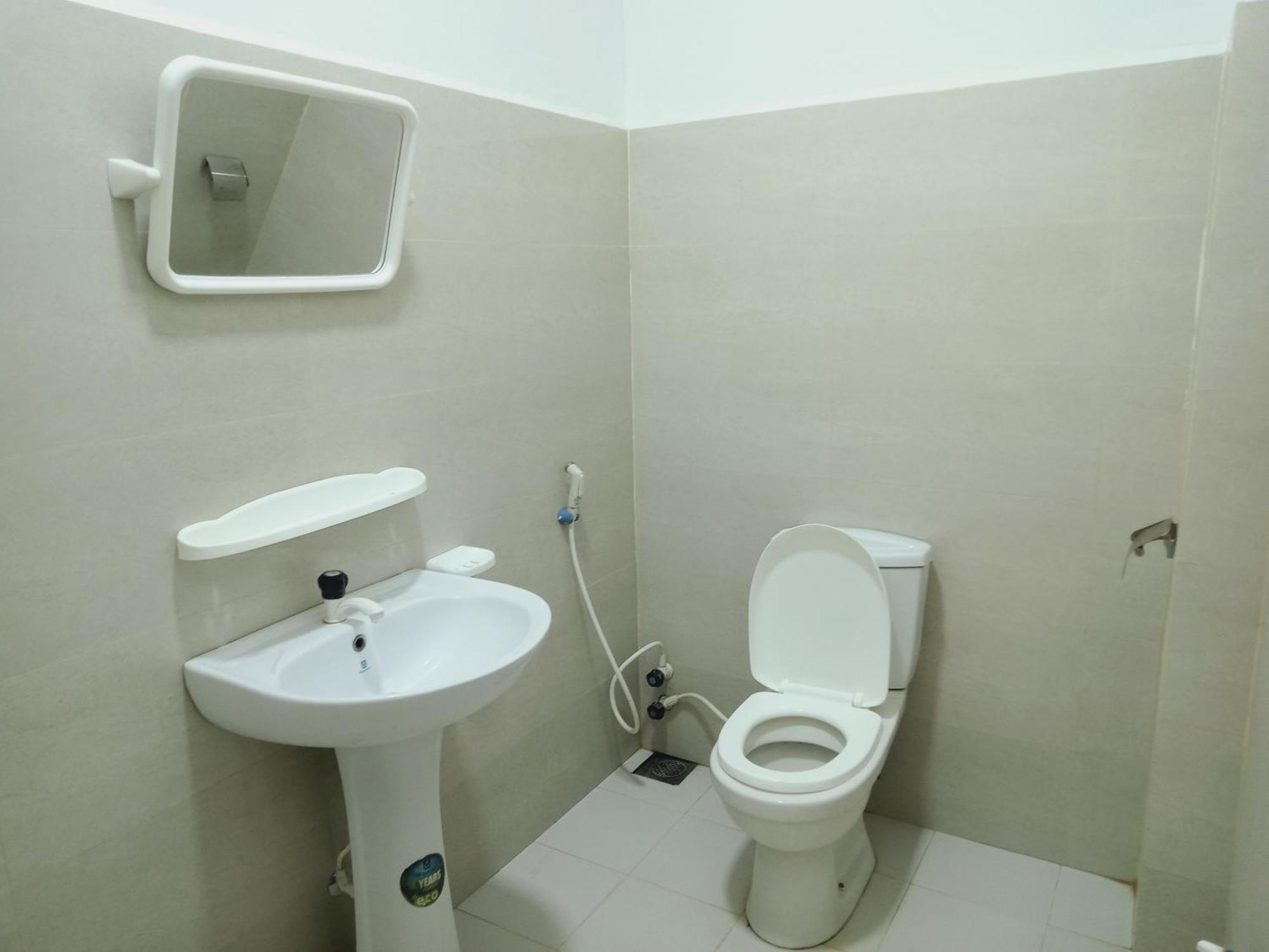 White Villa Hotel Тринкомалі Екстер'єр фото